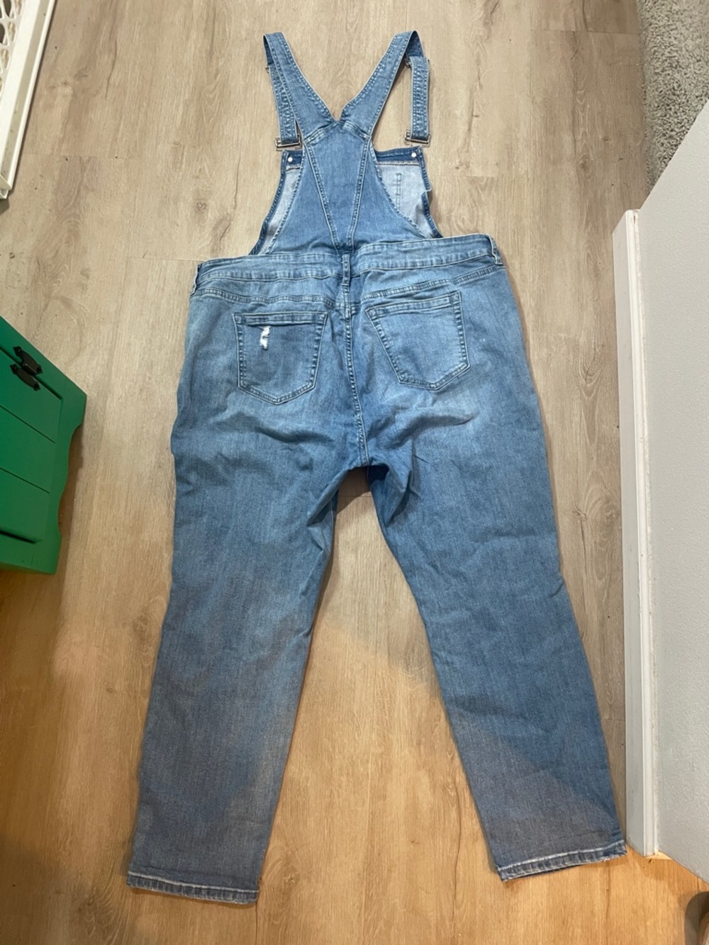 Torrid Light Wash Denim Women's Cropped Overalls with Adjustable Straps 20 - Picture 4 of 7